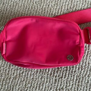 Lululemon everywhere belt bag